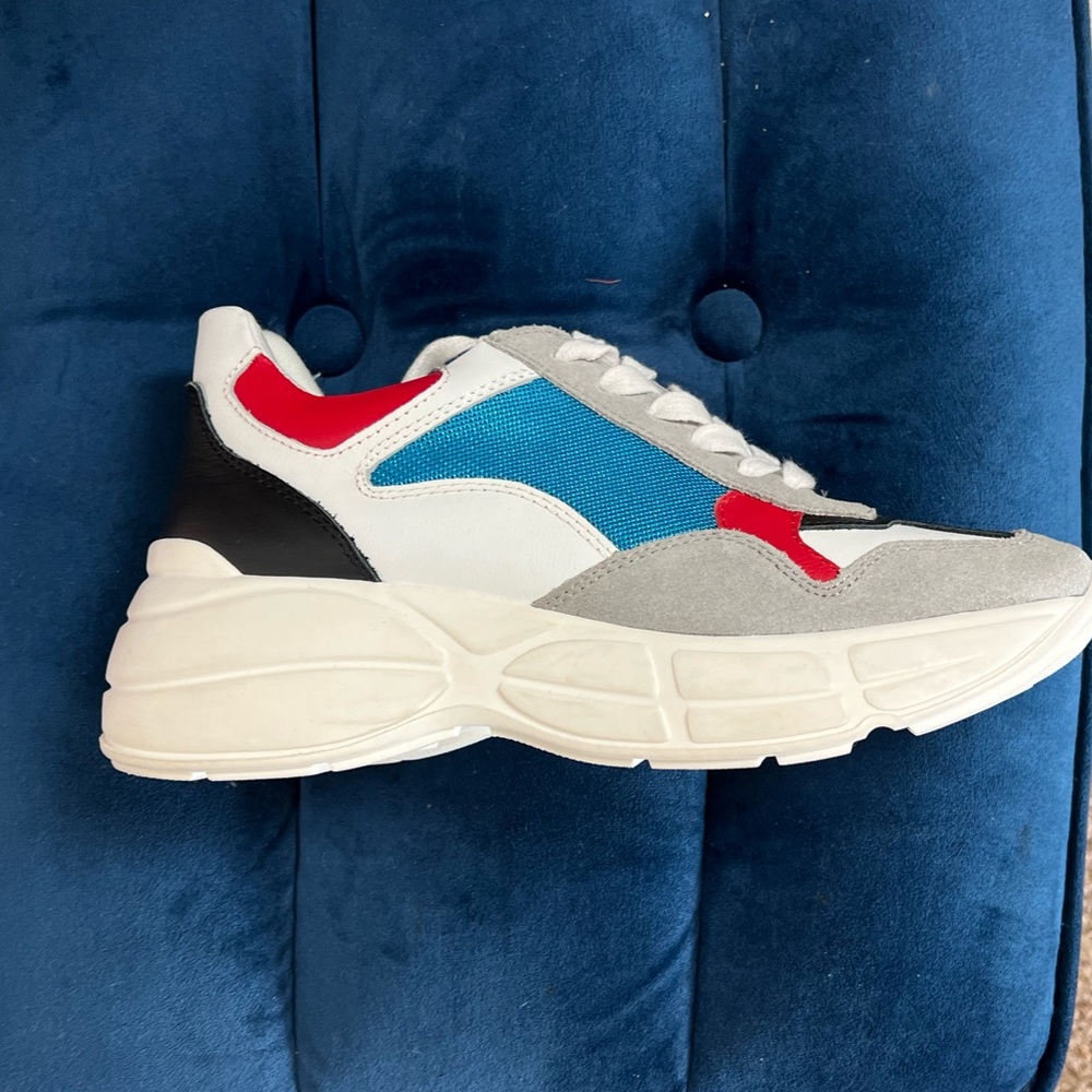 NEVER WORN Steve Madden Memory Sneakers